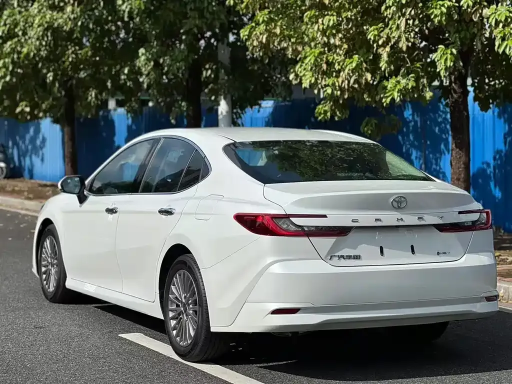 Toyota Camry — фото 2