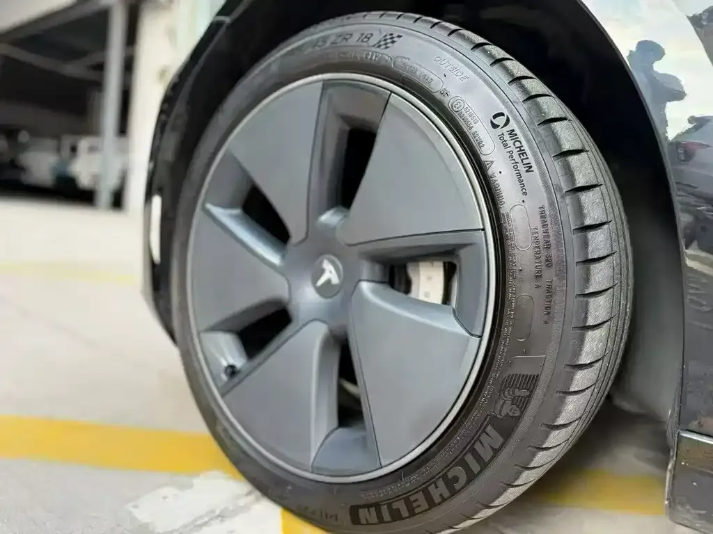Tesla Model 3 — фото 4