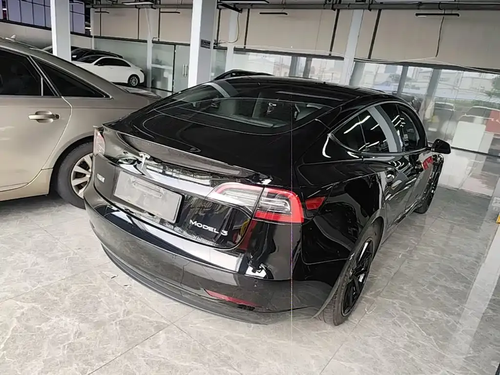 Tesla Model 3 — фото 4