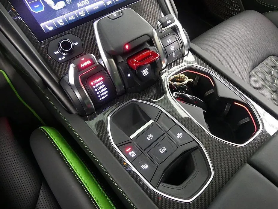 Lamborghini Urus — фото 10