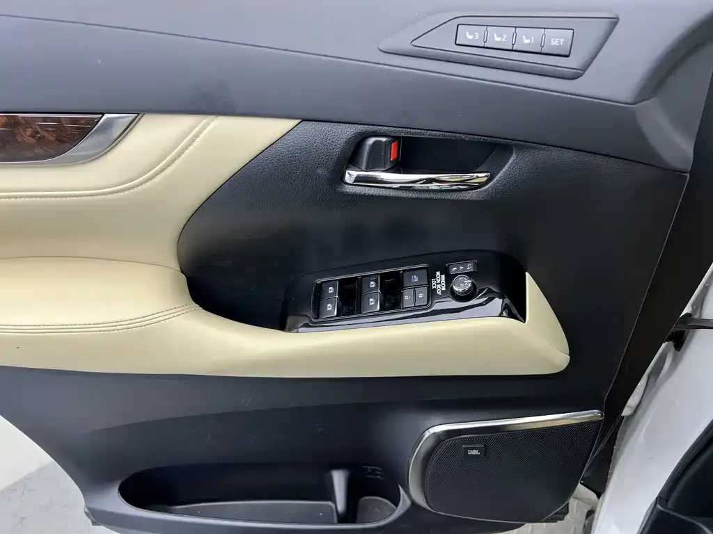 Toyota Alphard — фото 8
