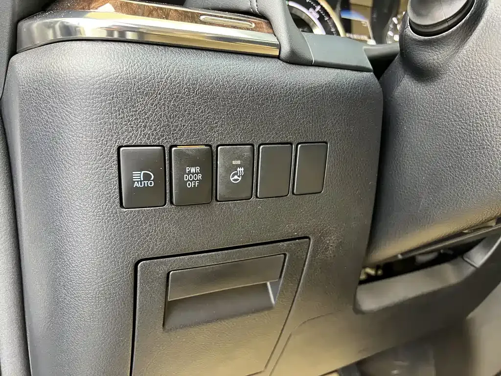 Toyota Alphard — фото 10