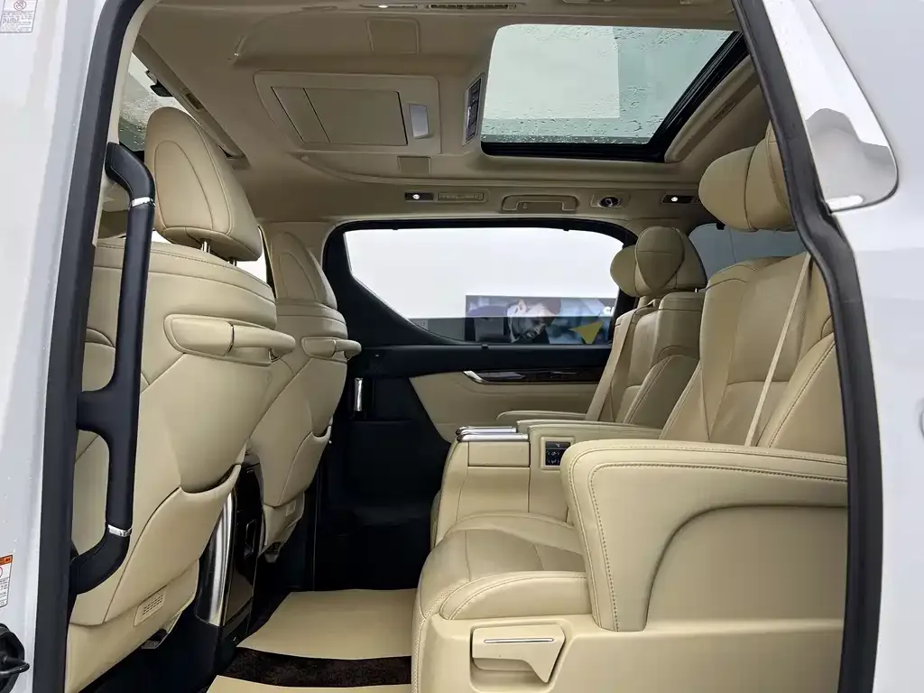 Toyota Alphard — фото 4