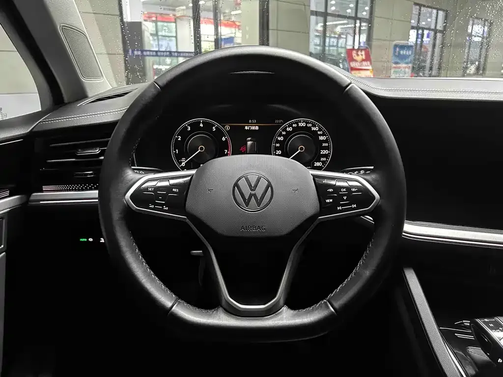 Volkswagen Touareg — фото 10