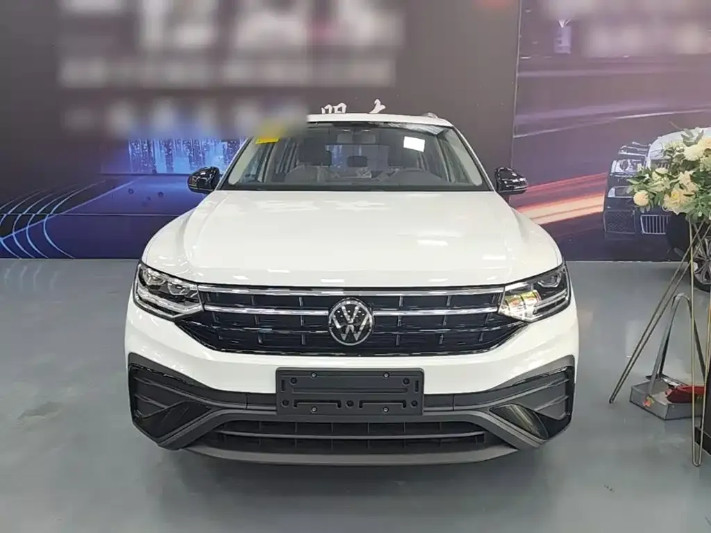 Volkswagen Tiguan L — фото 2
