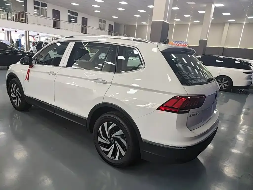 Volkswagen Tiguan L — фото 6