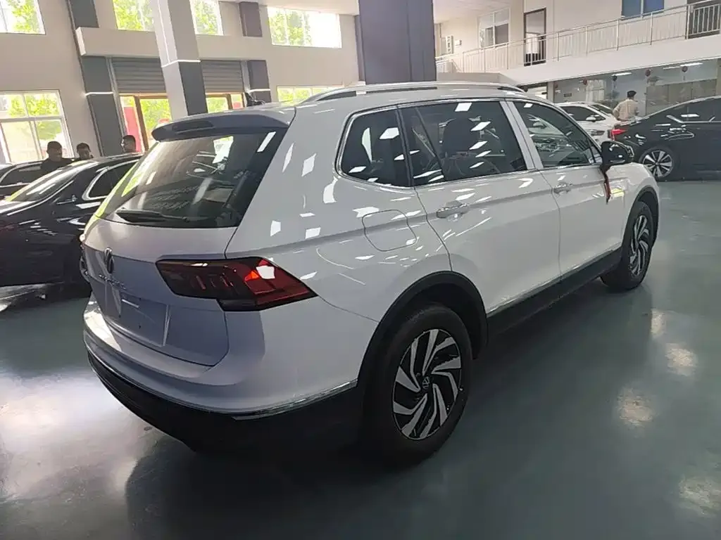 Volkswagen Tiguan L — фото 8
