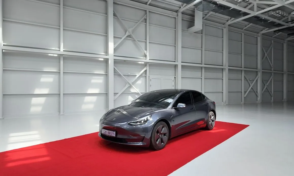 Tesla Model 3 — фото 1
