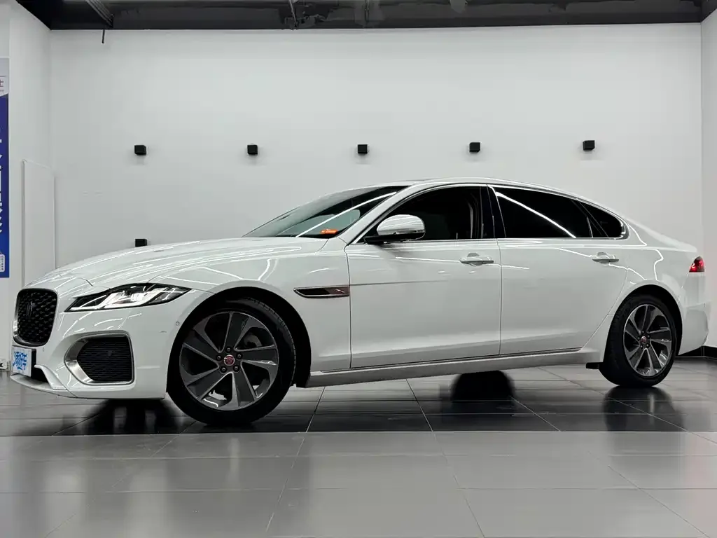 Jaguar XFL — фото 1