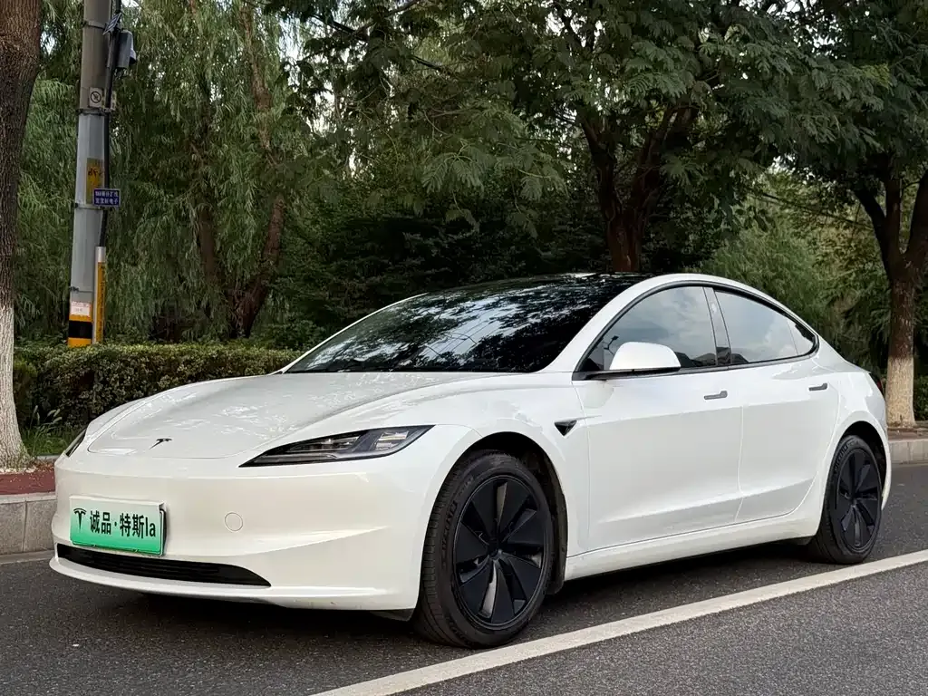 Tesla Model 3 — фото 1