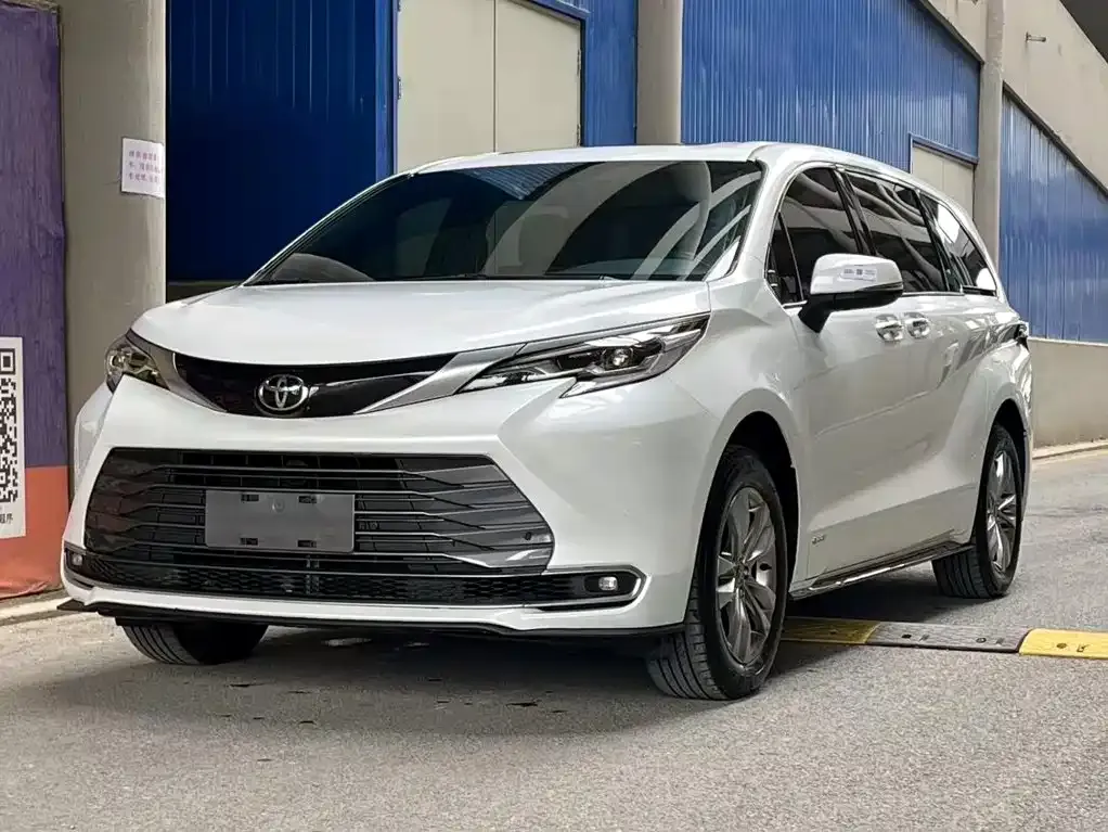 Toyota Sienna — фото 1