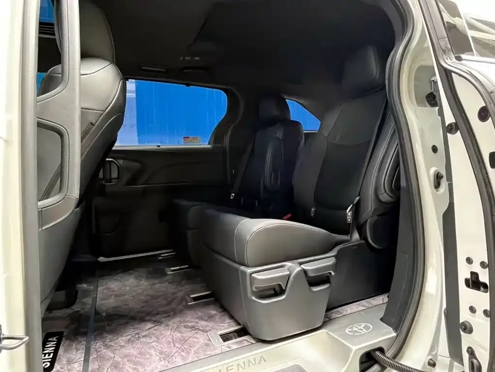 Toyota Sienna — фото 3