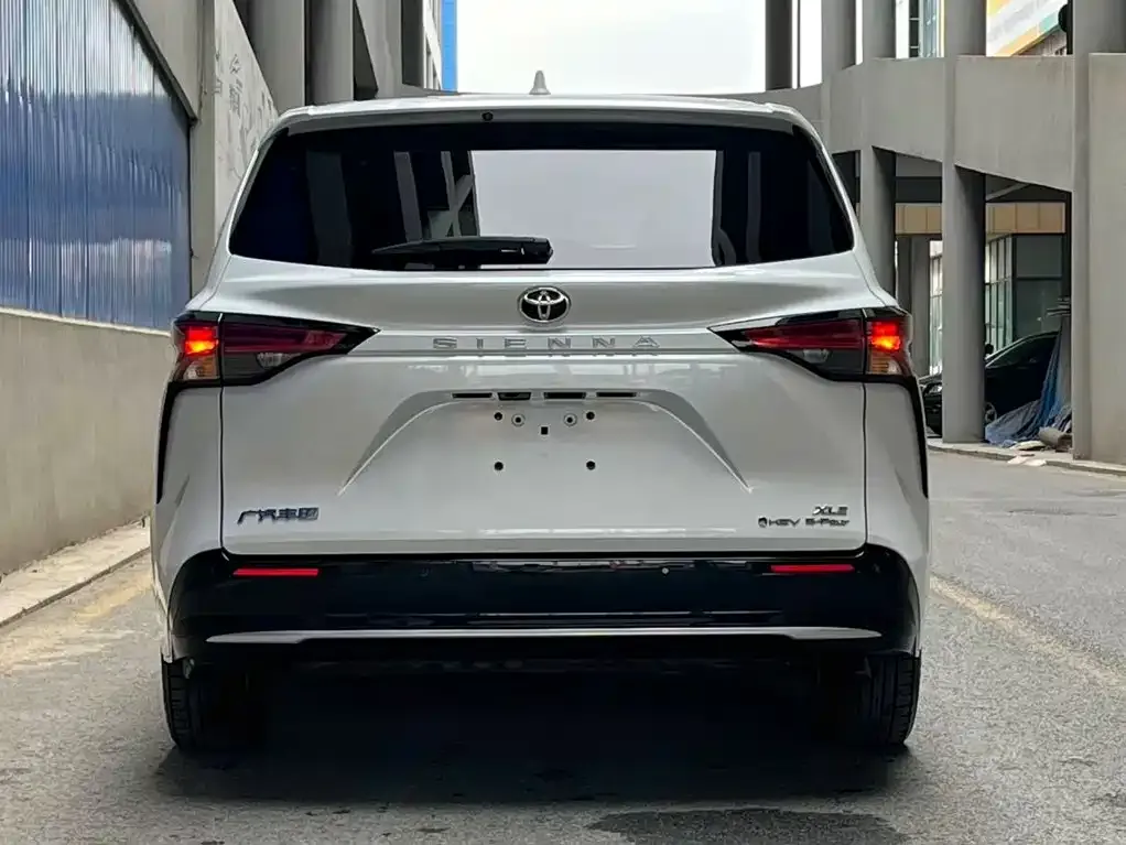 Toyota Sienna — фото 4