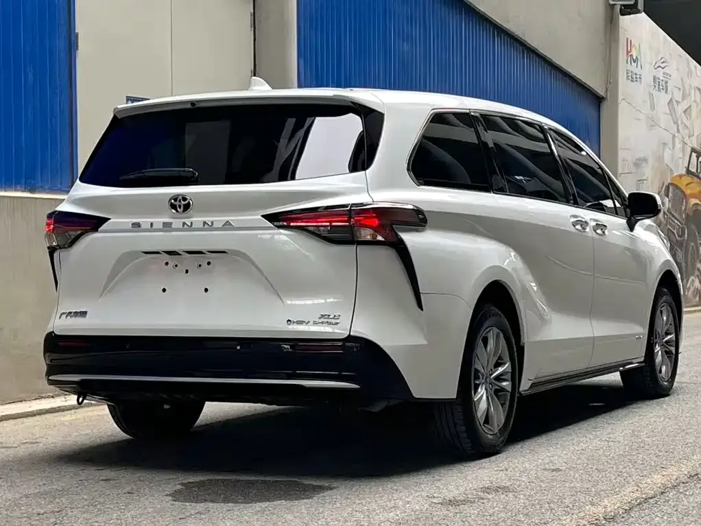 Toyota Sienna — фото 2