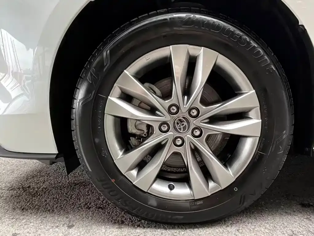 Toyota Sienna — фото 9