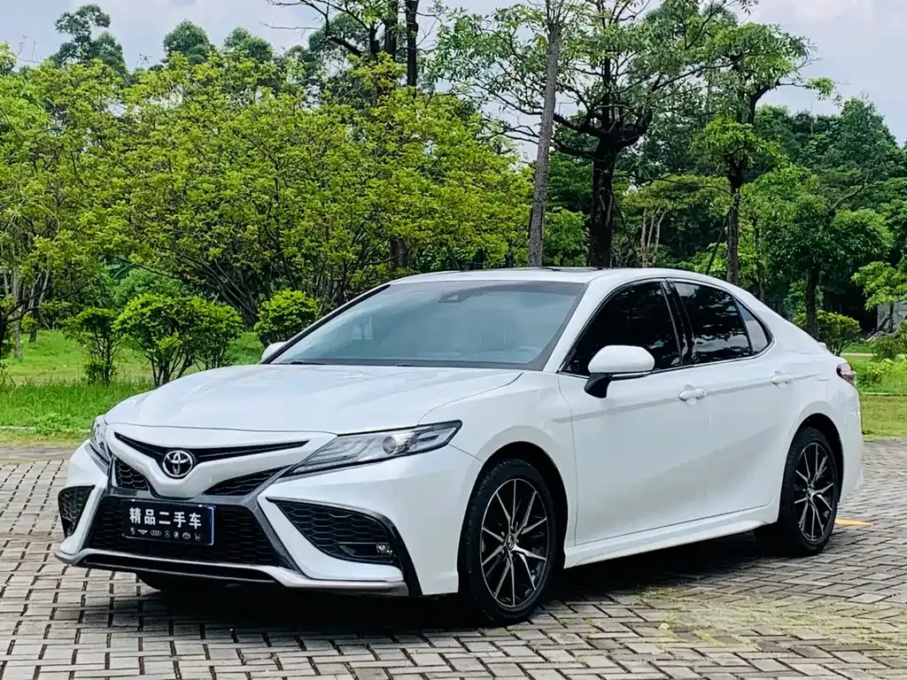 Toyota Camry — фото 1