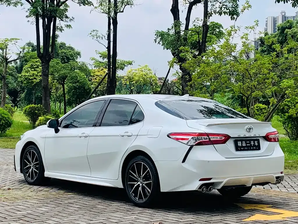 Toyota Camry — фото 9