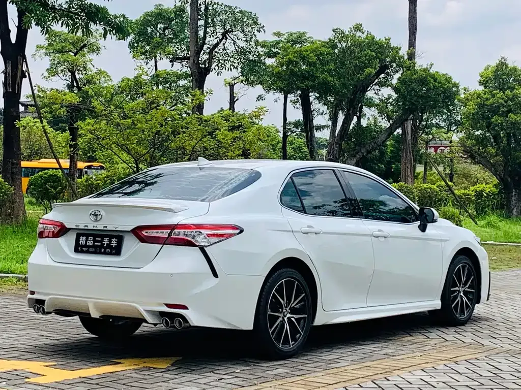 Toyota Camry — фото 8
