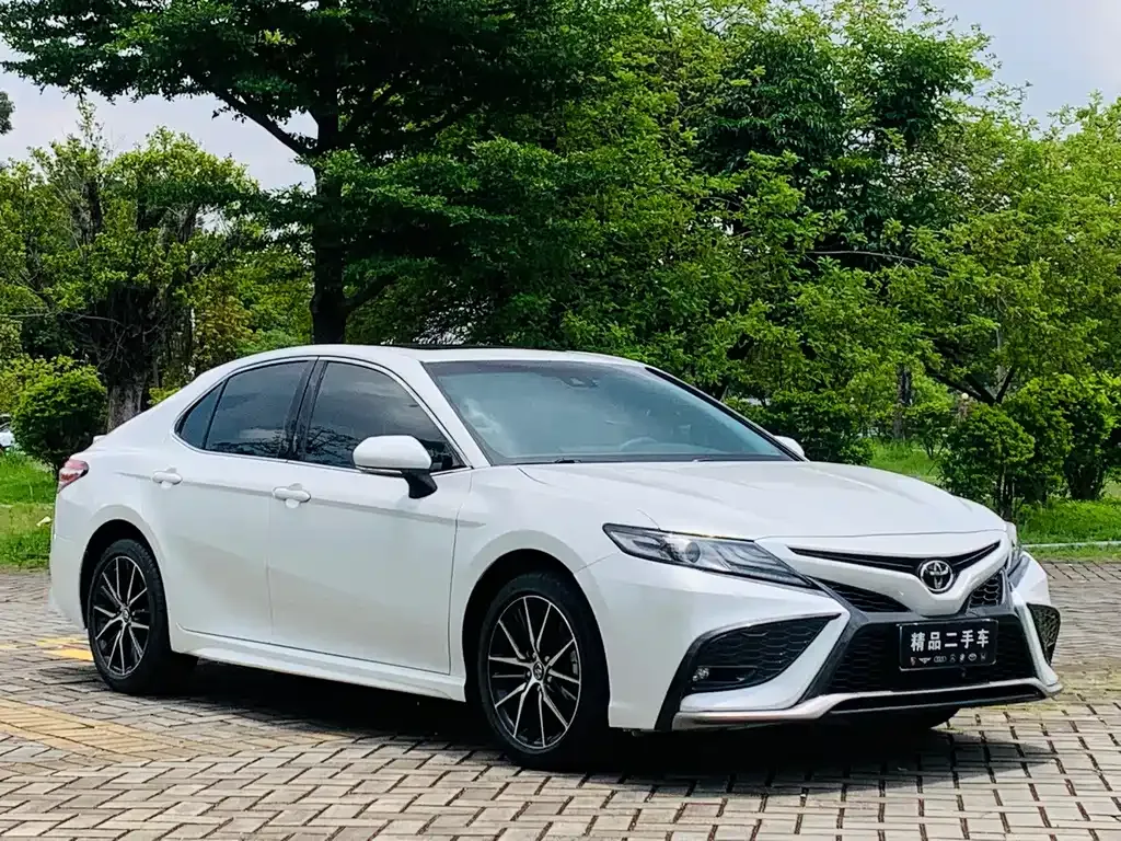 Toyota Camry — фото 10