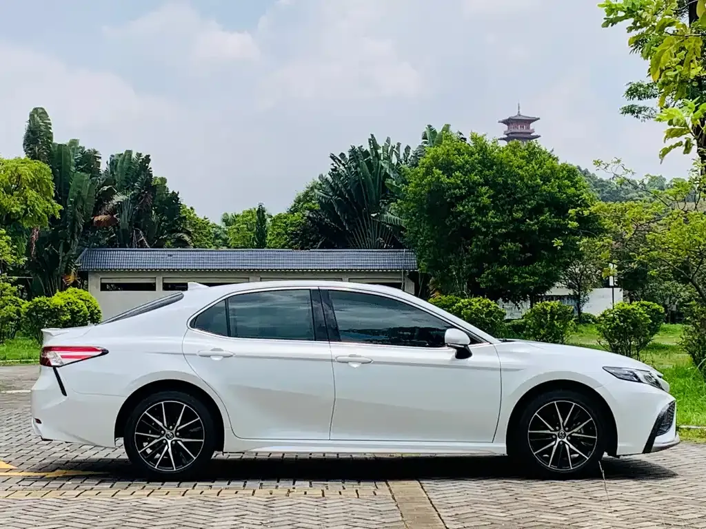 Toyota Camry — фото 6
