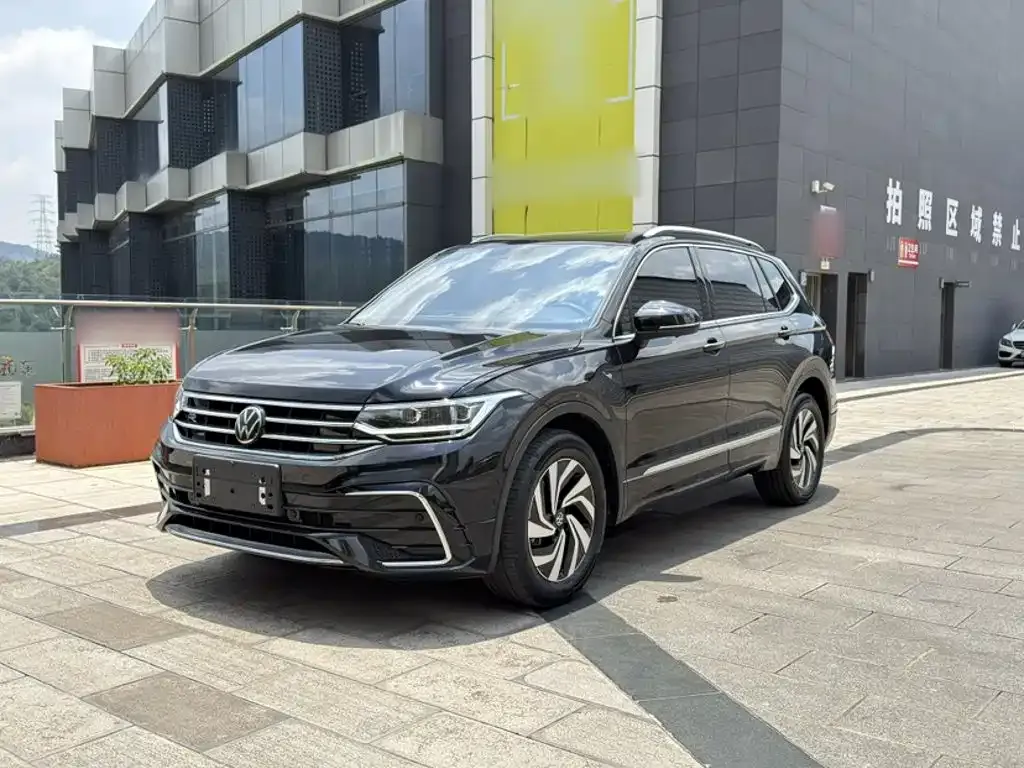 Volkswagen Tiguan L — фото 1