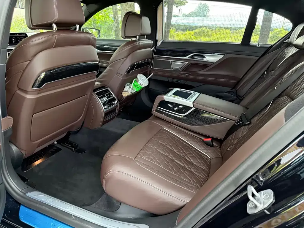 BMW 7 Series — фото 10