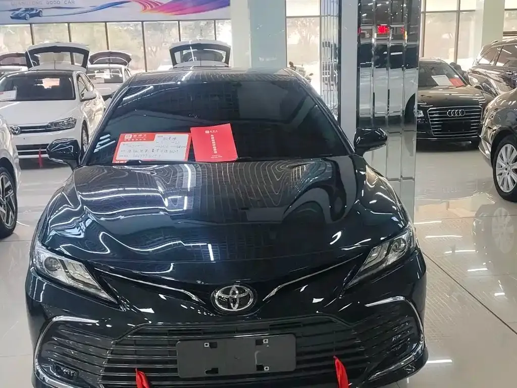 Toyota Camry — фото 1
