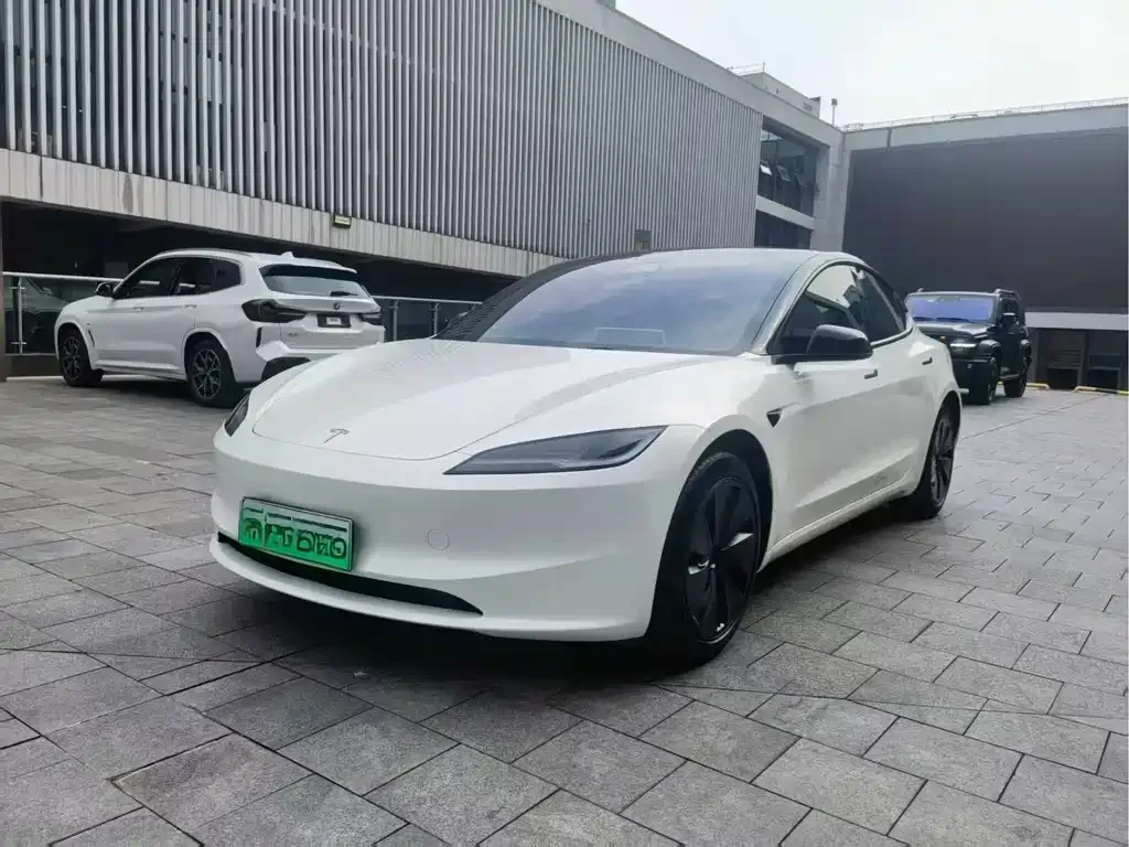 Tesla Model 3 — фото 1