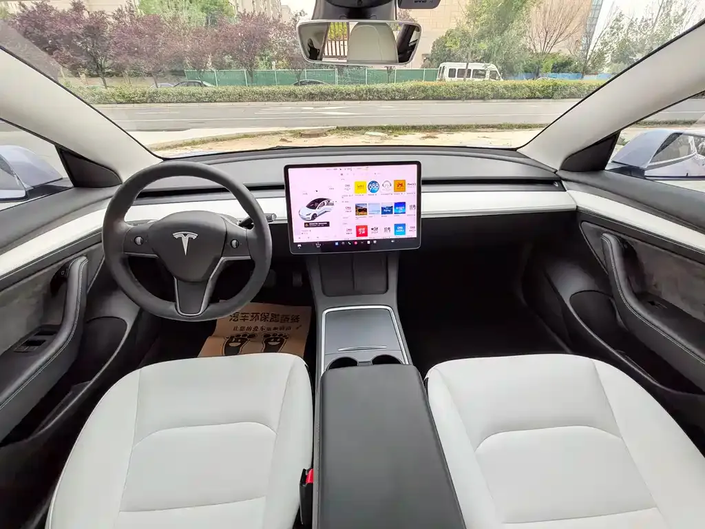 Tesla Model 3 — фото 9