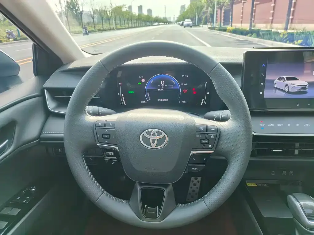 Toyota Camry — фото 6