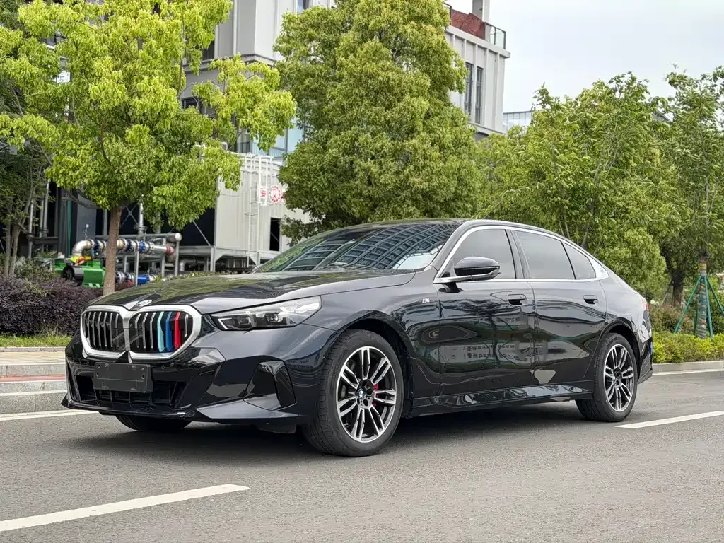 BMW 5 Series — фото 1