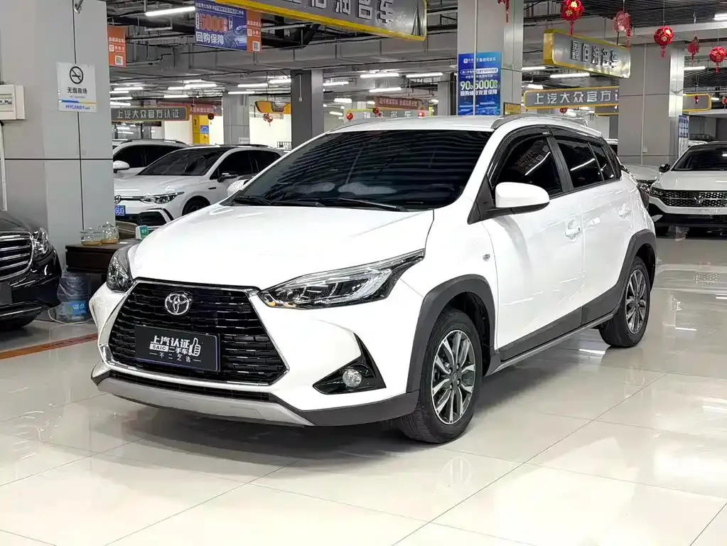 Toyota Yaris L — фото 1