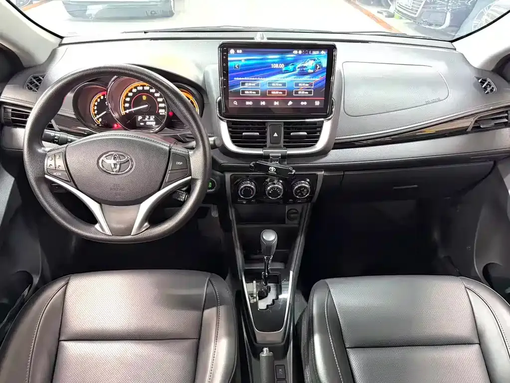 Toyota Yaris L — фото 10