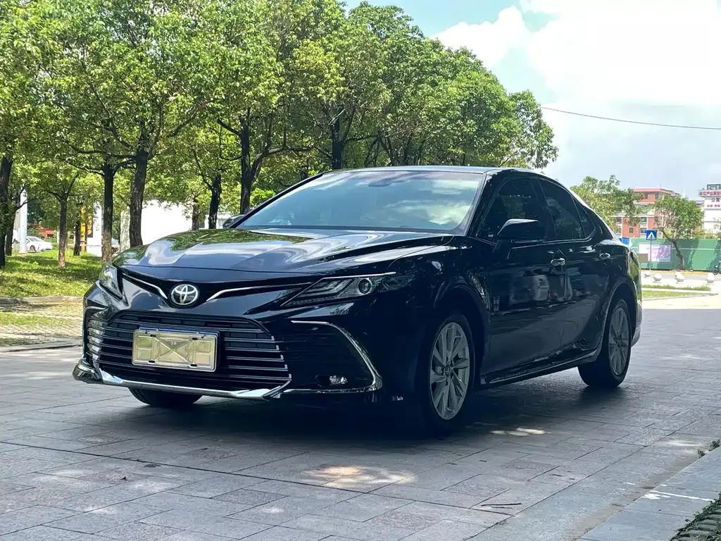 Toyota Camry — фото 1