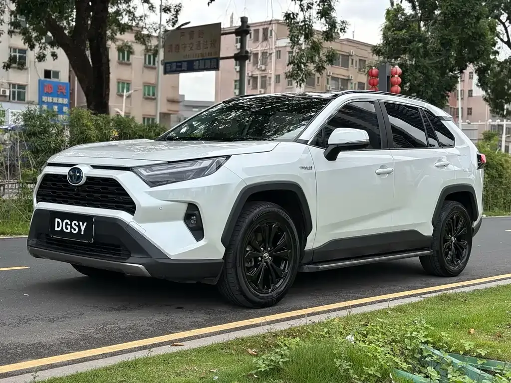 Toyota RAV4 — фото 1