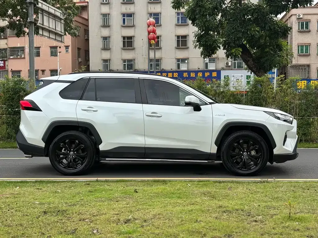 Toyota RAV4 — фото 8