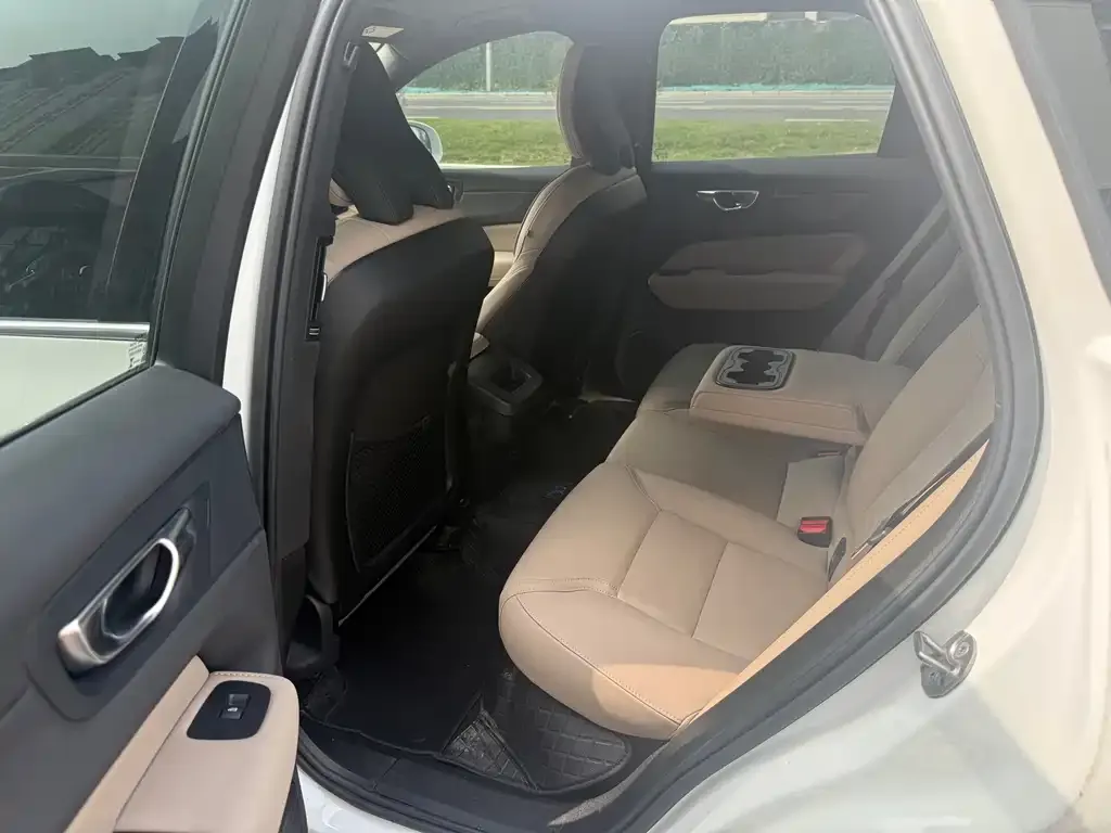 Volvo XC60 — фото 2