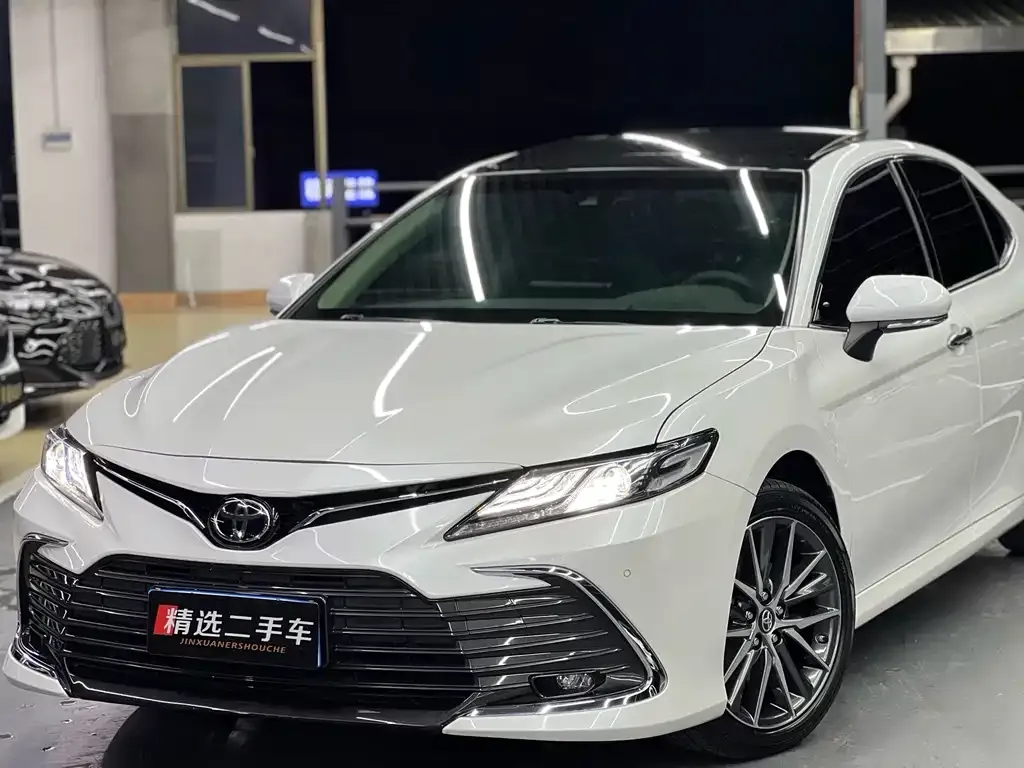 Toyota Camry — фото 1