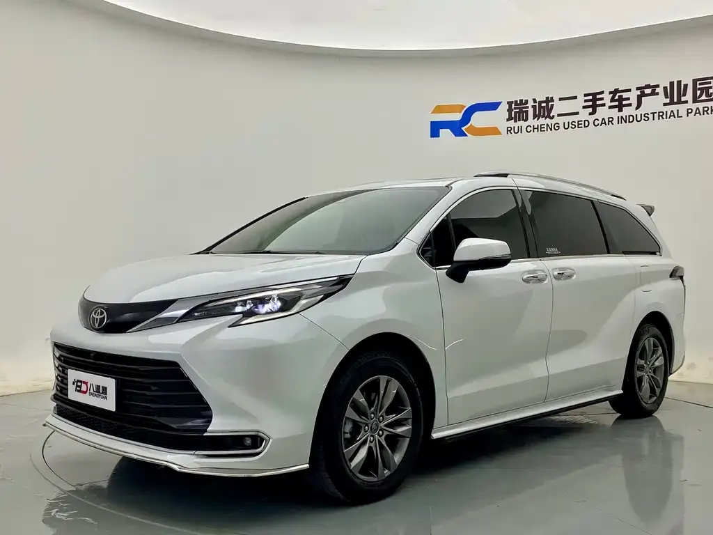 Toyota Sienna — фото 1