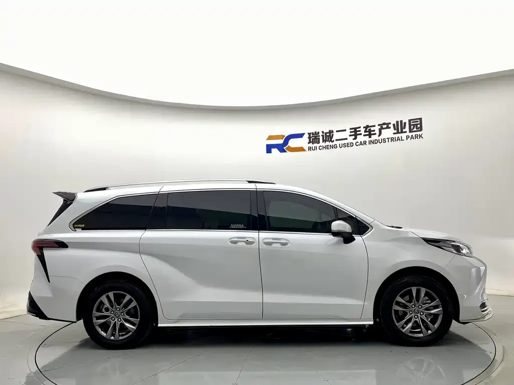 Toyota Sienna — фото 4