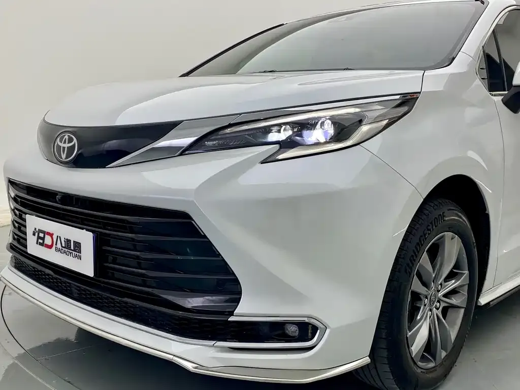 Toyota Sienna — фото 7