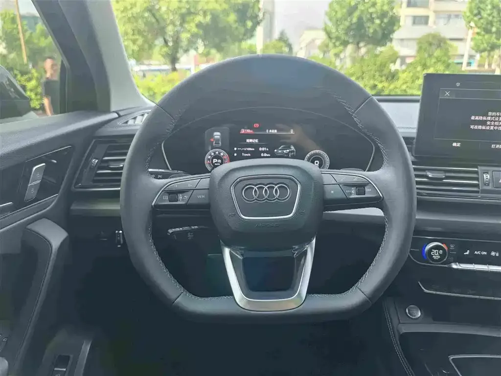 Audi Q5L — фото 10