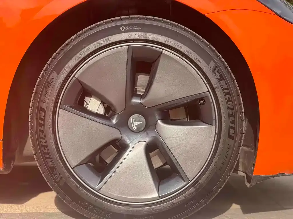 Tesla Model 3 — фото 7