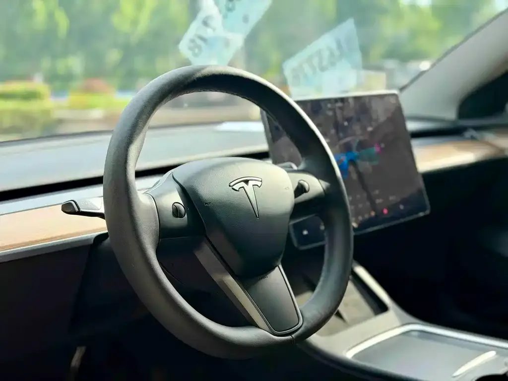 Tesla Model 3 — фото 10