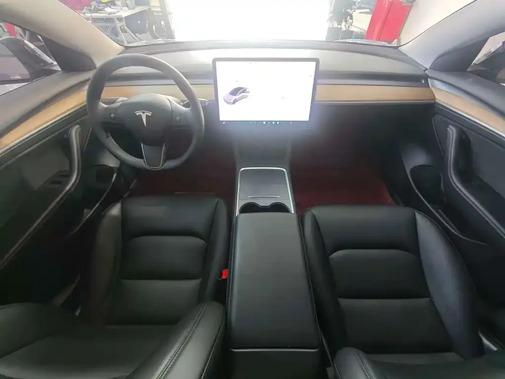 Tesla Model 3 — фото 9