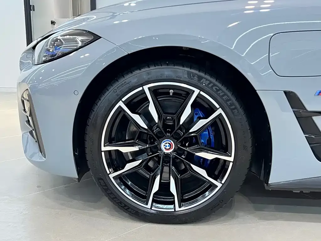 BMW i4 — фото 3