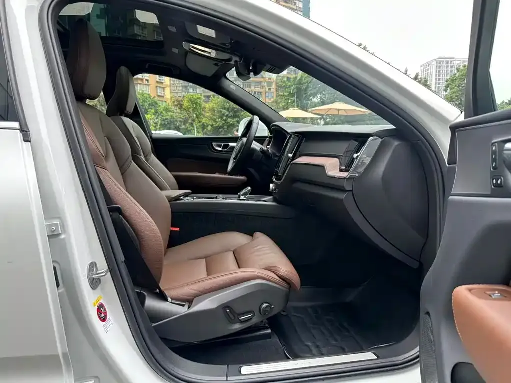 Volvo XC60 — фото 4
