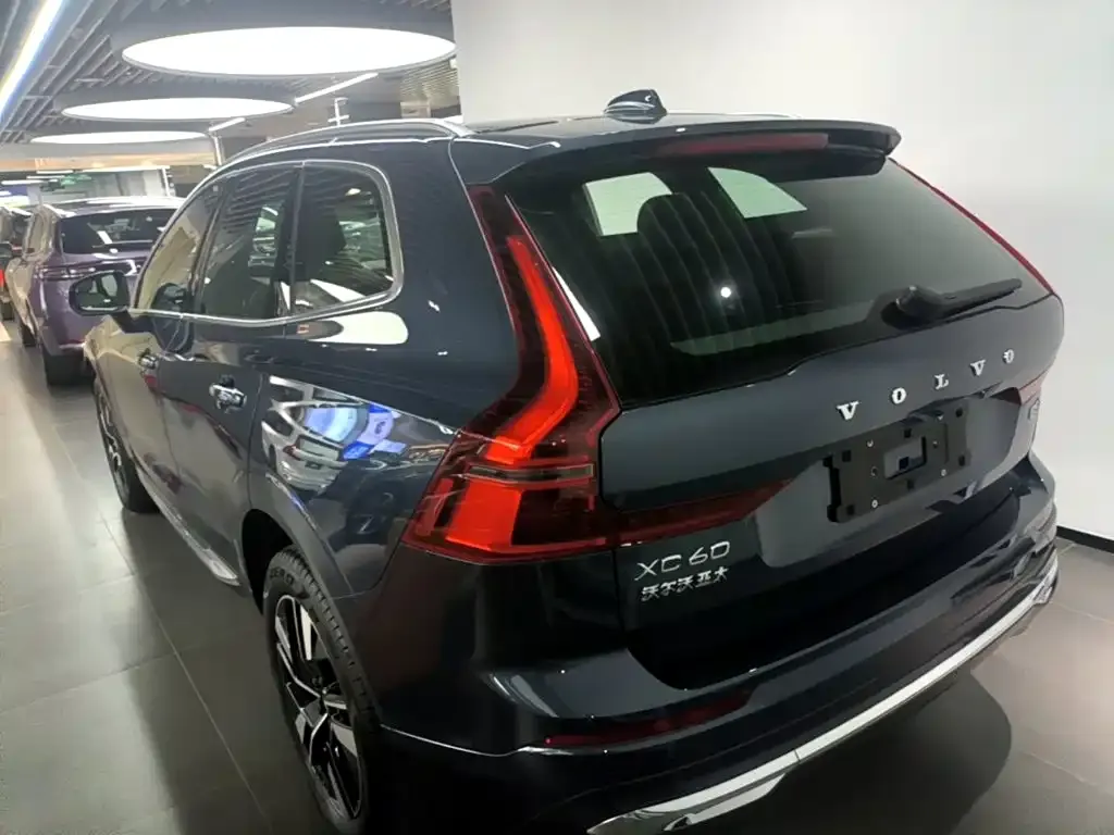 Volvo XC60 — фото 9