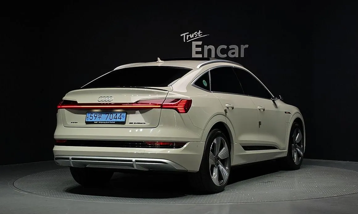 Audi e-tron — фото 4