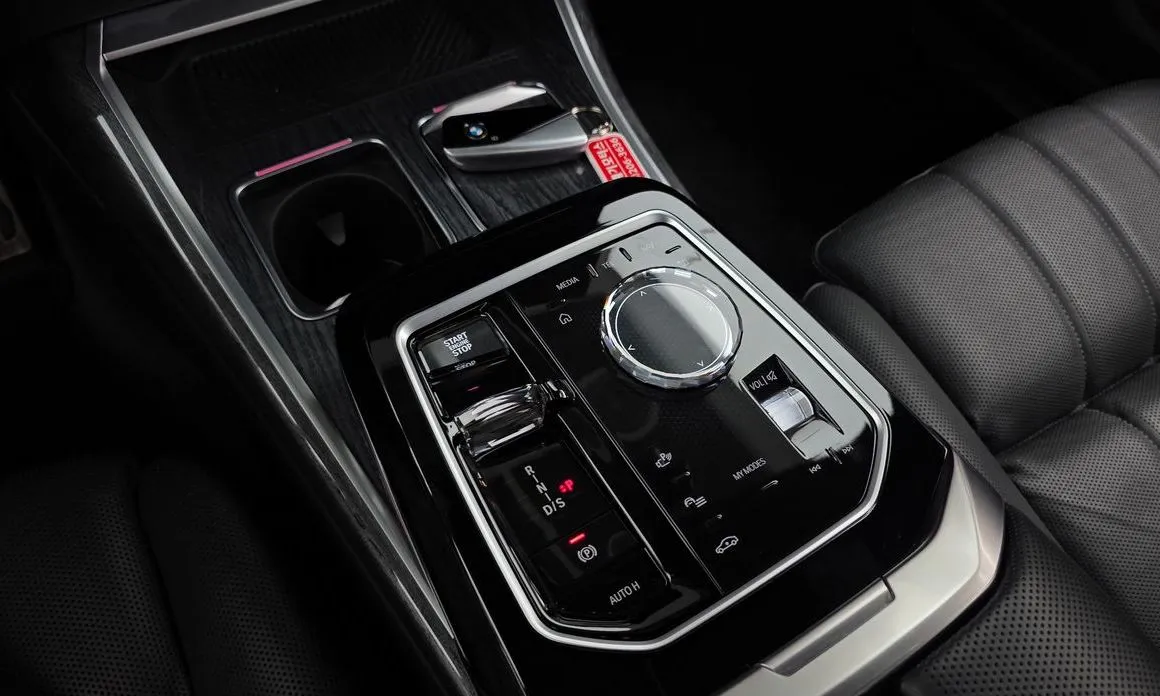 BMW 7-Series — фото 10